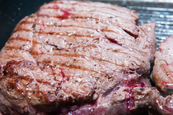 Cena de carne cocinando en la parrilla —  Fotos de Stock