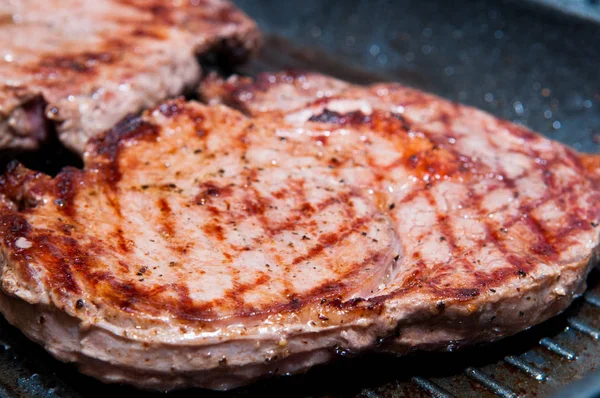 Cena de carne cocinando en la parrilla —  Fotos de Stock