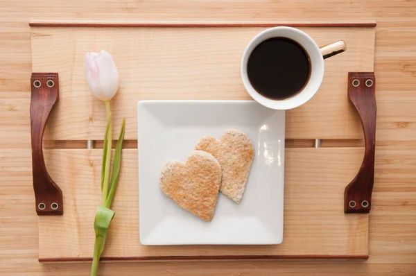 Dia dos namorados romântico café da manhã, amor coração forma torrada e co — Fotografia de Stock