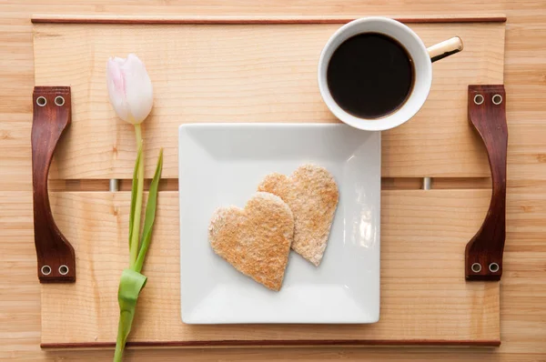 Dia dos namorados romântico café da manhã, amor coração forma torrada e co — Fotografia de Stock