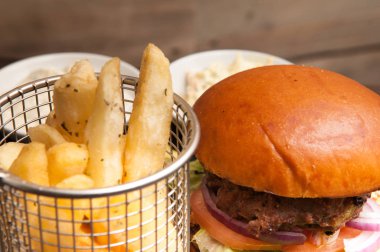 hamburger ve patates kızartması beyaz Cafe arka plan üzerinde