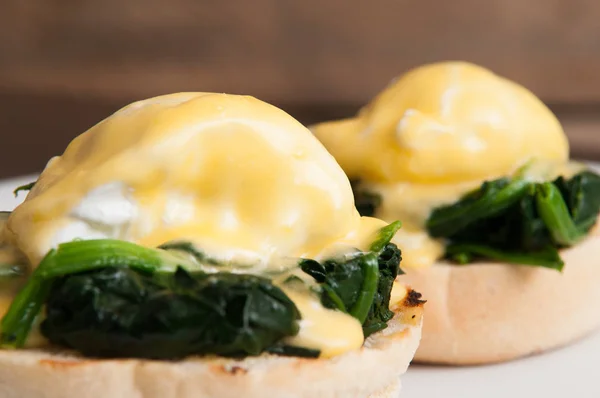 Яйця бентежні або яєчні флористика на білій тарілці в кафе — стокове фото