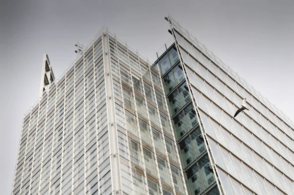 Μπλοκ γραφείου υψηλή άνοδο με σπίτια στο προσκήνιο. Λονδίνο — Φωτογραφία Αρχείου