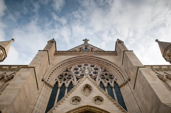Драматический внешний вид церковного здания под низким углом — стоковое фото