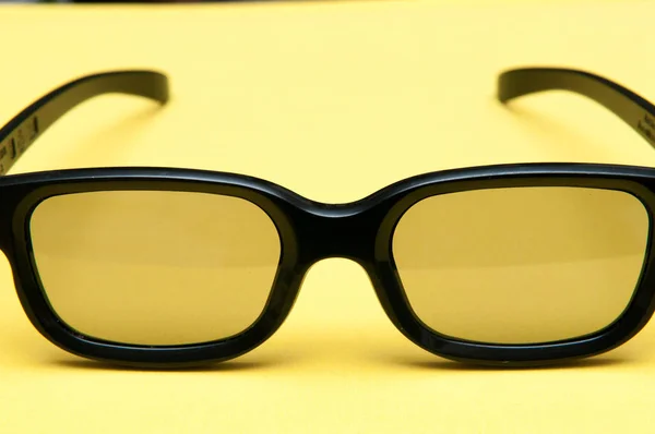 Gafas con marco negro sobre fondo amarillo — Foto de Stock