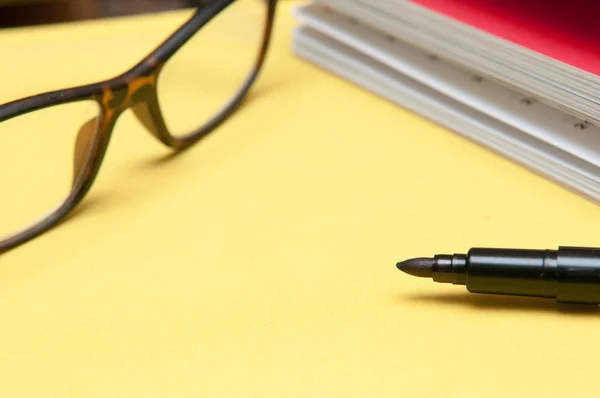 Office skrivbord med notepad och kopiera utrymme, modern layout — Stockfoto