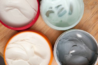 Erkekler açık tencere ya da küvette ürün yetiştirirken bazı ürünler kullanıldı.