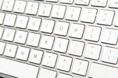 Ayrıntılı olarak beyaz bilgisayar klavyesi