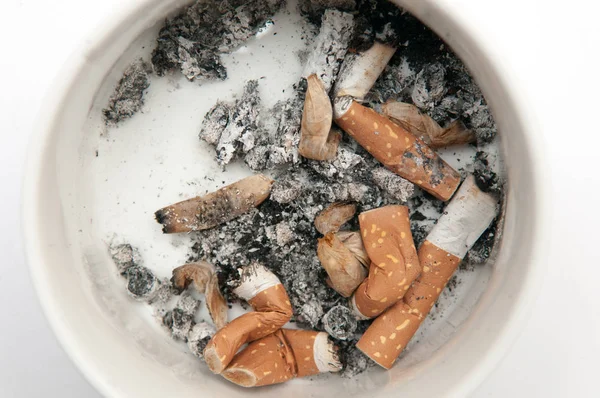 Beyaz izole sigara dolu kül tablası