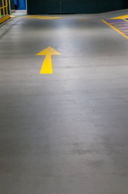 Sokakta işaretleme sarı trafik