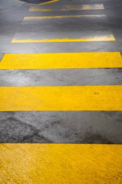 Sarı yol işaretleri geçitte zebra yıpranmış