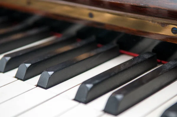 El primer plano de las teclas polvorientas del teclado de piano — Foto de Stock