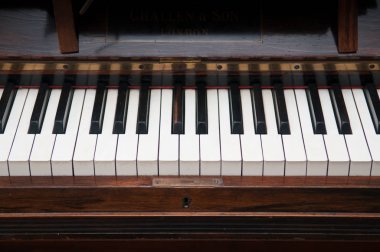 Eski bir ahşap piyano Vintage piyano tuşları