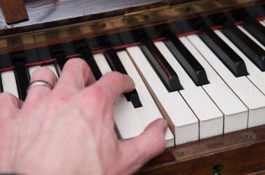 Erkek el bir şarkı piyano