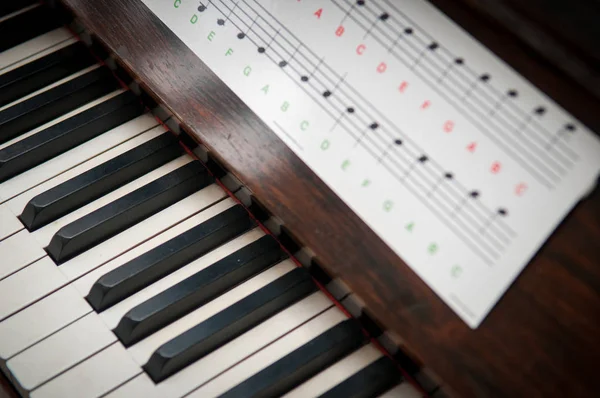 Teclas de piano de cerca con teclado en blanco y negro — Foto de Stock