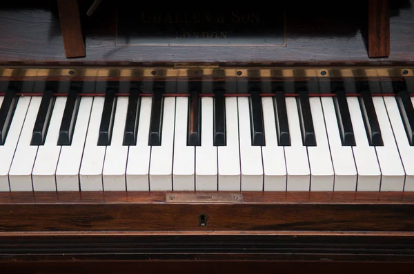 Teclas de piano vintage en un piano de madera viejo — Foto de Stock