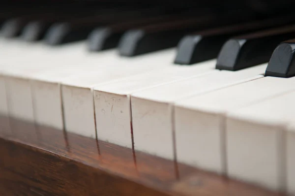 Teclas de piano vintage en un piano de madera viejo — Foto de Stock