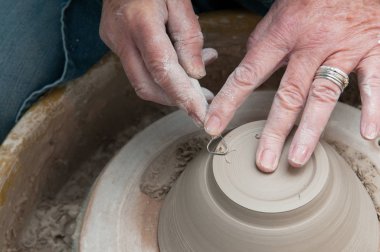 Çanak Çömlekçilik direksiyonda çalışan kadının el ile yapma