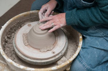 Çanak Çömlekçilik direksiyonda çalışan kadının el ile yapma