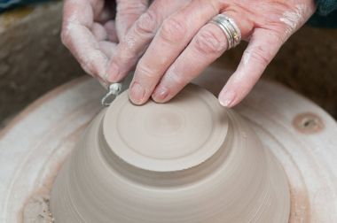 Çanak Çömlekçilik direksiyonda çalışan kadının el ile yapma