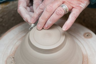 Çanak Çömlekçilik direksiyonda çalışan kadının el ile yapma