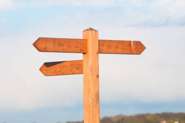 Ahşap işareti metin için yer ile mavi gökyüzü sonrası