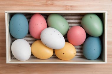 Paskalya yumurtaları, çok renkli yumurta bir hediye kutusu
