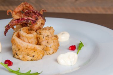 Taze deniz ürünleri beyaz tabakta hazırlanan kalamar