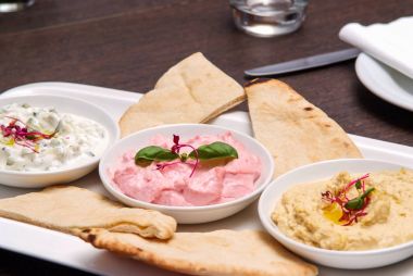 Restoran başlangıç yemek dips ekmek ile bir paylaşım tabağı