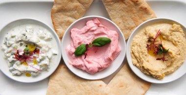 Restoran başlangıç yemek dips ekmek ile bir paylaşım tabağı