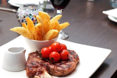 biftek ve patates kızartması yemek Restoran