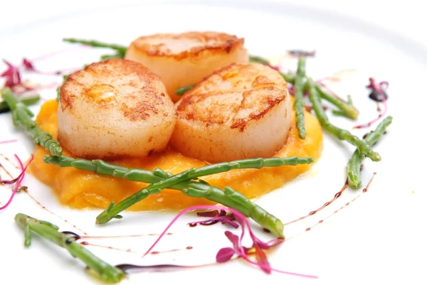 Scallops, creatively arranged food on a white restaurant plate — Stock Photo, Image