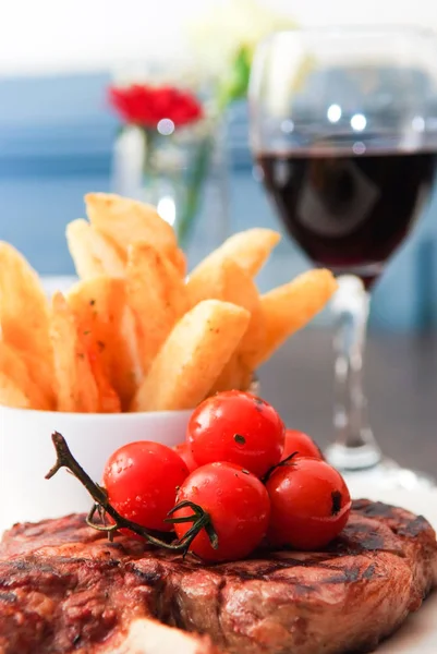 Filete y papas fritas en el restaurante —  Fotos de Stock