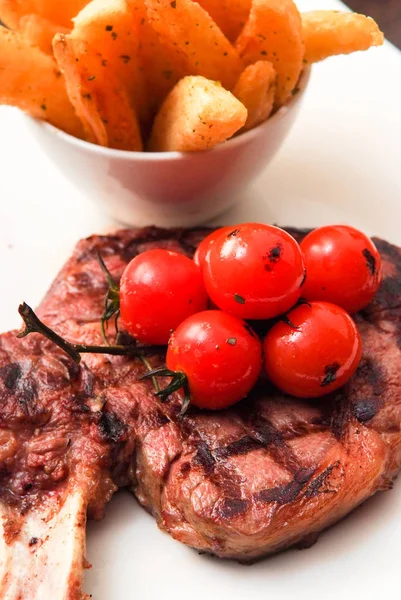 Filete y papas fritas en el restaurante —  Fotos de Stock