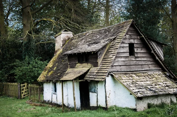 Casa storica abbandonata in campagna — Foto Stock