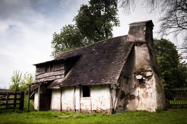 Abandonada casa antiga exterior no campo — Fotografia de Stock