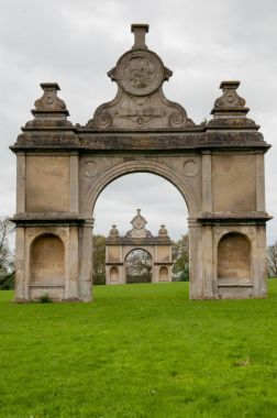 Bir resmi İngilizce bahçe içinde iki kemerli taş anıt