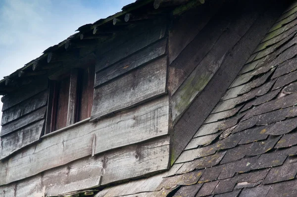 Vecchia casa in legno abbandonata, dettaglio tetto — Foto Stock