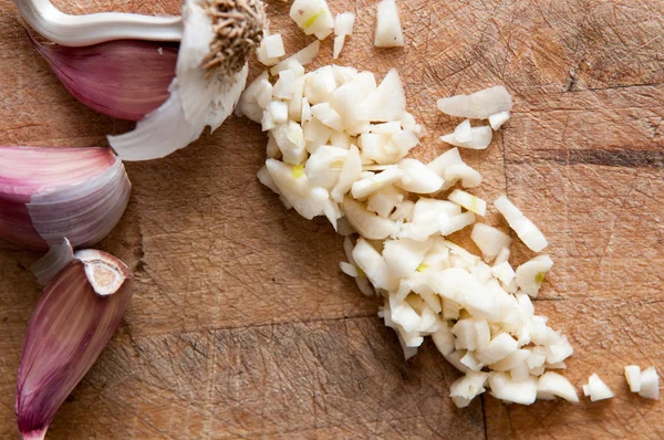 Verse knoflook voedselingrediënt voor een kook-achtergrond — Stockfoto