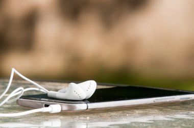 hareket eden telefon ile kulaklık müzik dışında