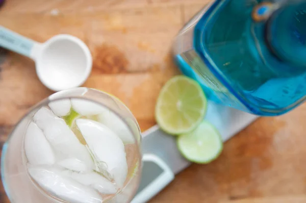 Alkoholické nápoje s ginem a tonikem na pozadí stolního stolu — Stock fotografie