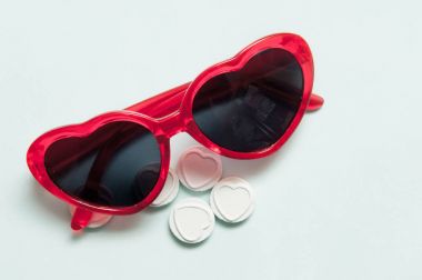 Yaz eğlenceli, yaz aylarında açık pastel arka planı üzerinde obje.