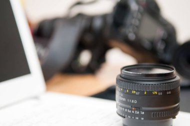 Profesyonel fotoğraf düzenleme ekipmanı ile fotoğraf makinesi ve lapto
