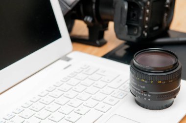 Profesyonel fotoğraf düzenleme ekipmanı ile fotoğraf makinesi ve lapto