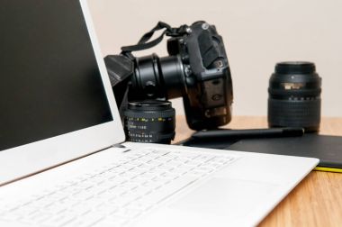 Profesyonel fotoğraf düzenleme ekipmanı ile fotoğraf makinesi ve lapto