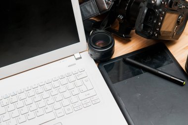 Profesyonel fotoğraf düzenleme ekipmanı ile fotoğraf makinesi ve lapto