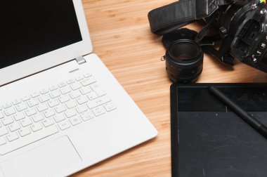 Profesyonel fotoğraf düzenleme ekipmanı ile fotoğraf makinesi ve lapto