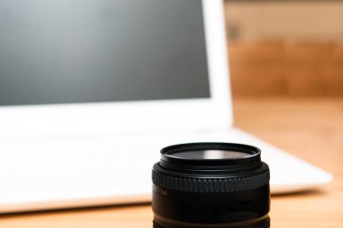 Profesyonel fotoğraf düzenleme ekipmanı ile fotoğraf makinesi ve lapto