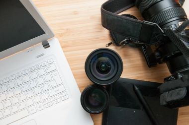 Profesyonel fotoğraf düzenleme ekipmanı ile fotoğraf makinesi ve lapto