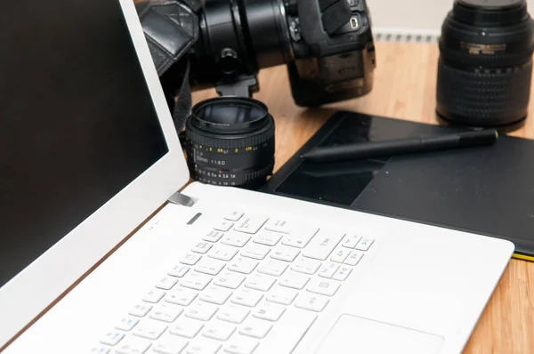 Equipamento de edição de fotografia profissional com câmera e lapto — Fotografia de Stock